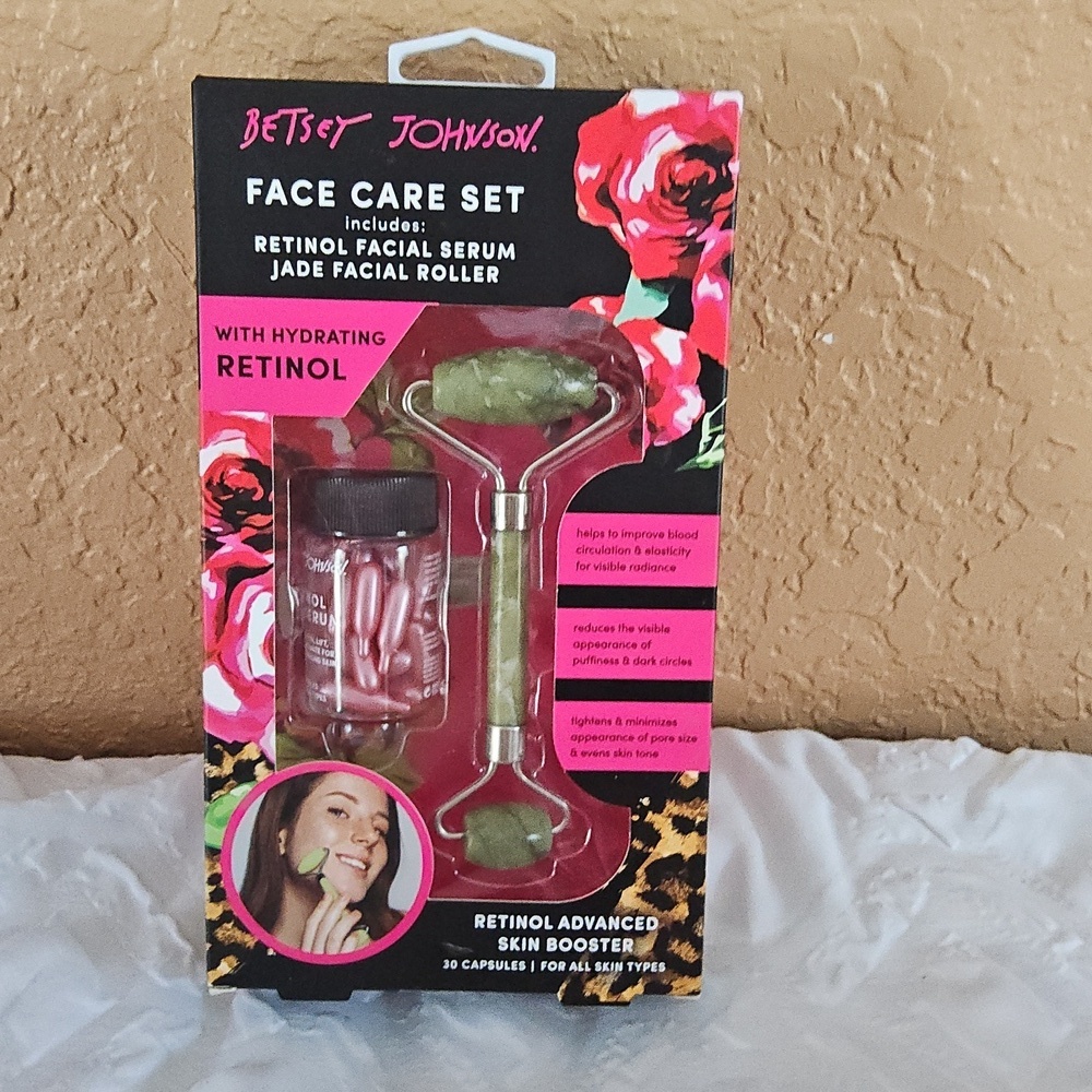 BETSEY JOHNSON FACE CARE SET